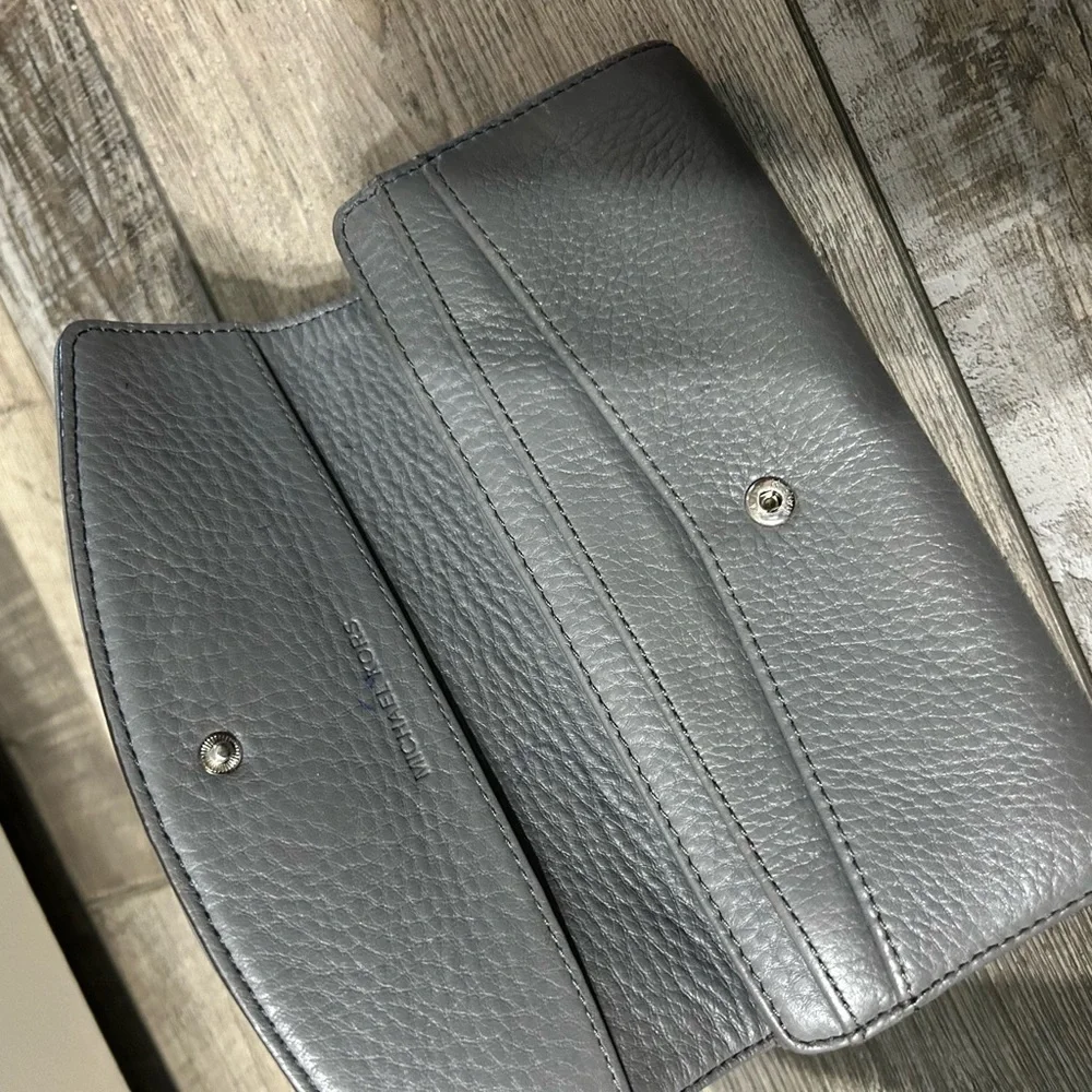 Michael Kors Jet Set Slim Flap Wallet in gray pebbled leather
